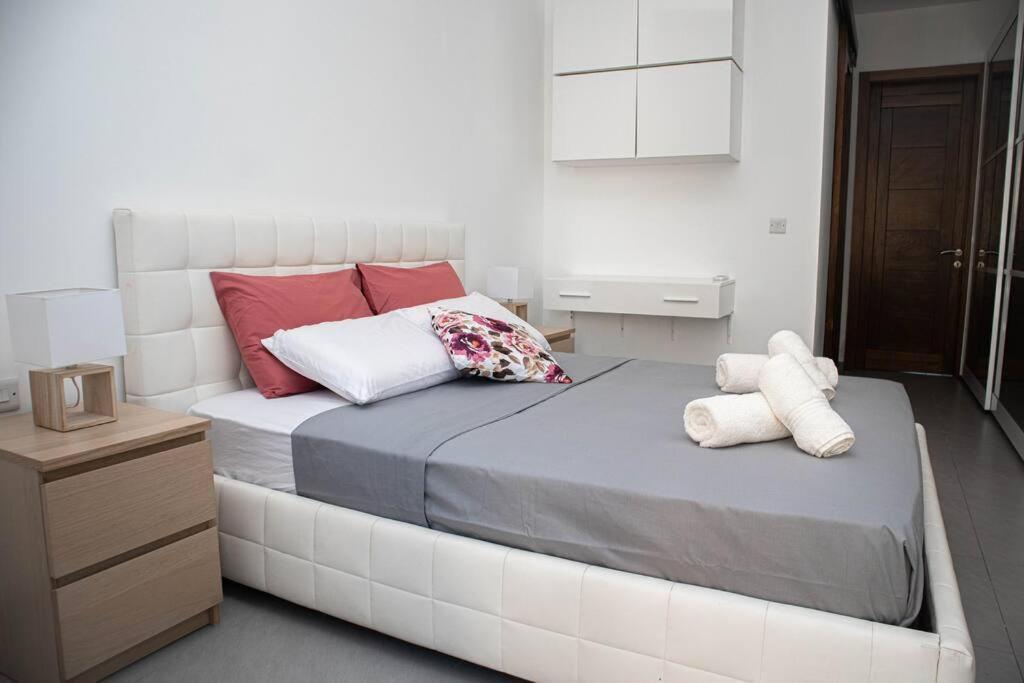 Seafront Two Bedroom Apartment San Ġiljan Exterior foto